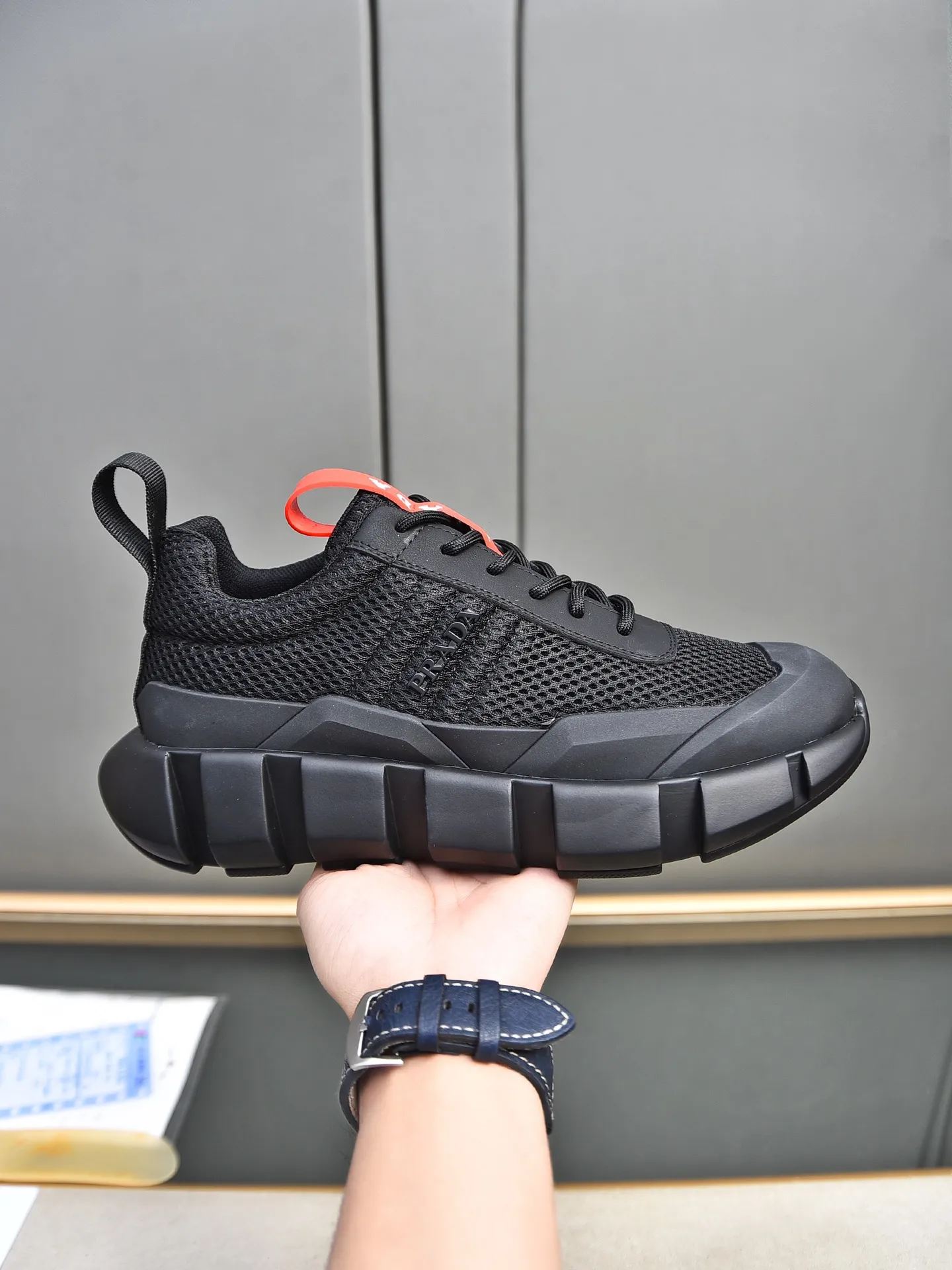 Men's shoes 💰480 PRADA/Prada men's lace-up casual sports shoes, the upper is made of cowhide leather and breathable mesh. It is soft, comfortable and breathable. The tongue is decorated with the PRADA brand letter logo. The thick rubber sole echoes the red label tongue. The style is fashionable and generous. The details are carefully crafted. A casual sports shoe with a super fashionable look on the foot. Excellent breathability!  Size: 38-44 (45 46 customized)